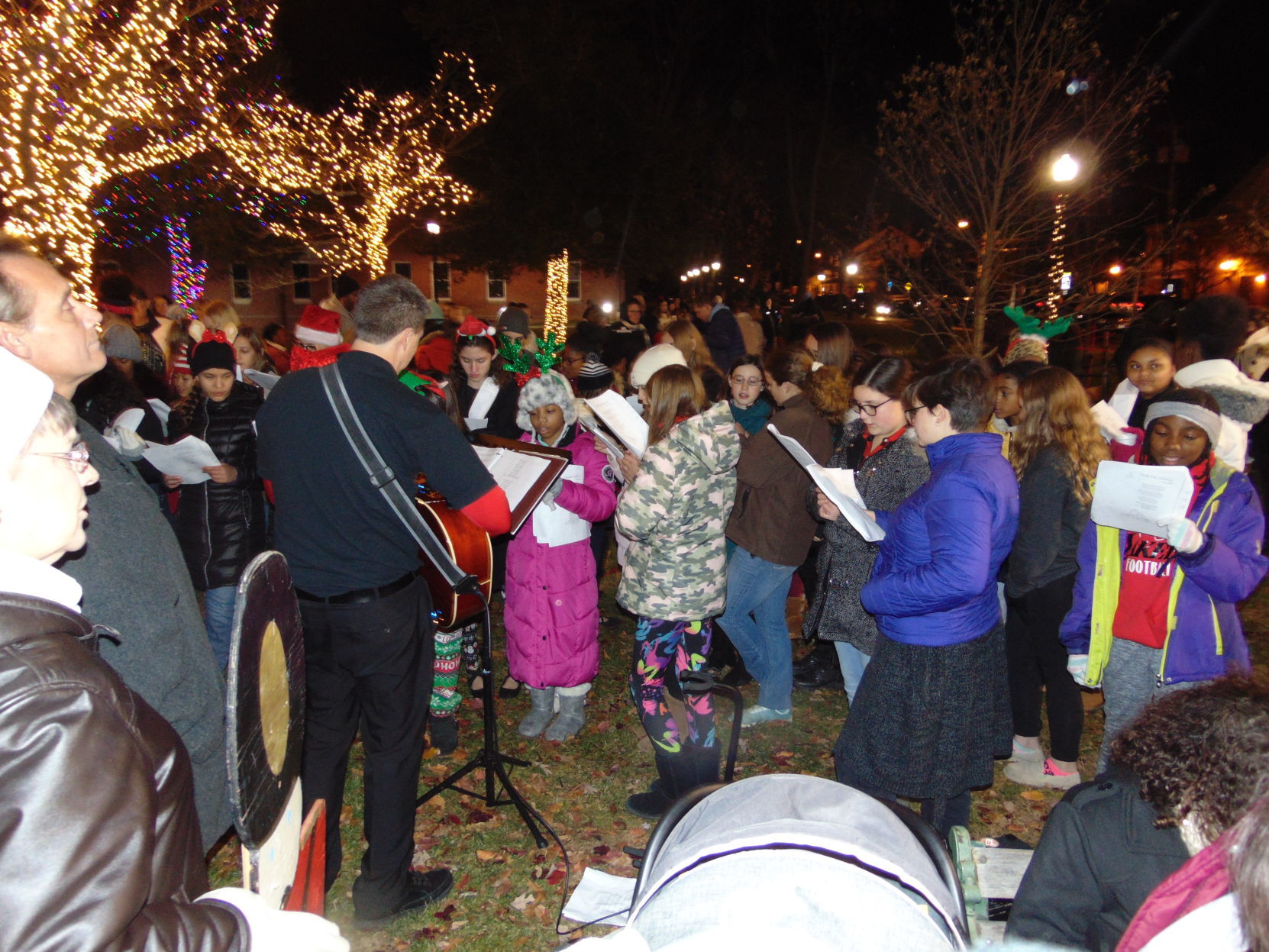 HAM tree lighting 143a 1205-4.JPG